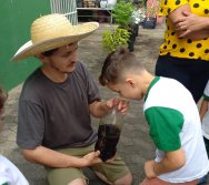 USO DO BIOFERTILIZANTE NA HORTA DO PROJETO COLORIR SUSTENTÁVEL - ELKEM