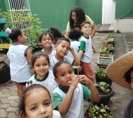 USO DO BIOFERTILIZANTE NA HORTA DO PROJETO COLORIR SUSTENTÁVEL - ELKEM