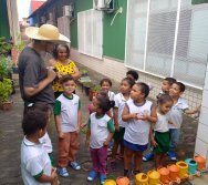 USO DO BIOFERTILIZANTE NA HORTA DO PROJETO COLORIR SUSTENTÁVEL - ELKEM