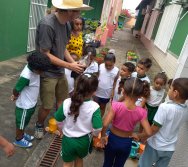 USO DO BIOFERTILIZANTE NA HORTA DO PROJETO COLORIR SUSTENTÁVEL - ELKEM