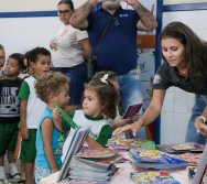 MAIS DE 400 CRIANÇAS FORAM CONTEMPLADAS COM LIVROS DOS CLÁSSICOS DA LITERATURA
