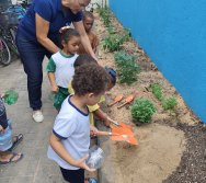 DIA DE PLANTAR RABANETES COM O CMEI REGIONAL SILVESTRE - PEQUENOS HORTICULTORES NO PROJETO COLORIR SUSTENTÁVEL