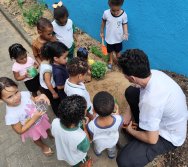 DIA DE PLANTAR RABANETES COM O CMEI REGIONAL SILVESTRE - PEQUENOS HORTICULTORES NO PROJETO COLORIR SUSTENTÁVEL