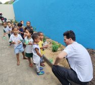 DIA DE PLANTAR RABANETES COM O CMEI REGIONAL SILVESTRE - PEQUENOS HORTICULTORES NO PROJETO COLORIR SUSTENTÁVEL