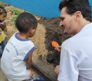 DIA DE PLANTAR RABANETES COM O CMEI REGIONAL SILVESTRE - PEQUENOS HORTICULTORES NO PROJETO COLORIR SUSTENTÁVEL