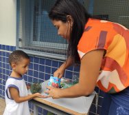 DIA DE PLANTAR RABANETES COM O CMEI REGIONAL SILVESTRE - PEQUENOS HORTICULTORES NO PROJETO COLORIR SUSTENTÁVEL