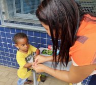 DIA DE PLANTAR RABANETES COM O CMEI REGIONAL SILVESTRE - PEQUENOS HORTICULTORES NO PROJETO COLORIR SUSTENTÁVEL
