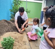DIA DE PLANTAR RABANETES COM O CMEI REGIONAL SILVESTRE - PEQUENOS HORTICULTORES NO PROJETO COLORIR SUSTENTÁVEL