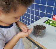 DIA DE PLANTAR RABANETES COM O CMEI REGIONAL SILVESTRE - PEQUENOS HORTICULTORES NO PROJETO COLORIR SUSTENTÁVEL