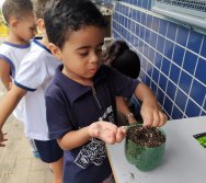 DIA DE PLANTAR RABANETES COM O CMEI REGIONAL SILVESTRE - PEQUENOS HORTICULTORES NO PROJETO COLORIR SUSTENTÁVEL