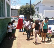 SUPER SUSTENTÁVEL CHEGA EM FUNDÃO E RECEPCIONA AS CRIANÇAS DA EMEF PROF ERNESTO NASCIMENTO