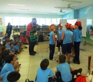 ENCONTRO DOS AUTORES DO LIVRO BULLYING COM ALUNOS DO COLÉGIO MARISTA.
