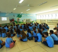 ENCONTRO DOS AUTORES DO LIVRO BULLYING COM ALUNOS DO COLÉGIO MARISTA.
