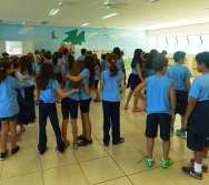 ENCONTRO DOS AUTORES DO LIVRO BULLYING COM ALUNOS DO COLÉGIO MARISTA.