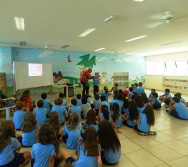 ENCONTRO DOS AUTORES DO LIVRO BULLYING COM ALUNOS DO COLÉGIO MARISTA.