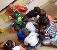 SENSIBILIZAÇÃO COM CRIANÇAS DE 3,4 E 5 ANOS APLICAÇÃO DO PROJETO COLORIR