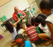 SENSIBILIZAÇÃO COM CRIANÇAS DE 3,4 E 5 ANOS APLICAÇÃO DO PROJETO COLORIR