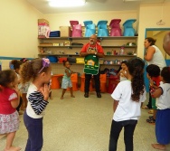 SENSIBILIZAÇÃO COM CRIANÇAS DE 3,4 E 5 ANOS APLICAÇÃO DO PROJETO COLORIR