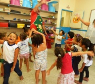 SENSIBILIZAÇÃO COM CRIANÇAS DE 3,4 E 5 ANOS APLICAÇÃO DO PROJETO COLORIR