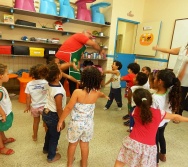 SENSIBILIZAÇÃO COM CRIANÇAS DE 3,4 E 5 ANOS APLICAÇÃO DO PROJETO COLORIR