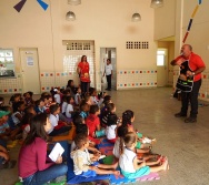 CONTANDO HISTÓRIAS NO CMEI MARIA AMÉLIA - PRAIA DE CARAPEBUS - SERRA.