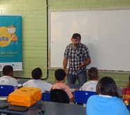 DESENHISTA ZOTA COM A TURMA DO NTV - PREMIAÇÃO DE ALUNOS - DESENHO DO MUSEU - EEEFM JONES JOSÉ