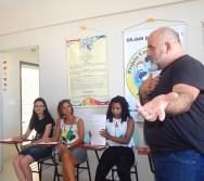 CURSO CONTANDO HISTÓRIAS COLORINDO VIDAS - RESGATE DA LUDICIDADE ATRAVÉS DAS HISTÓRIAS