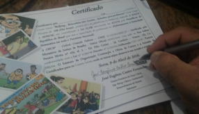 EQUIPE COLORIR PREPARANDO MATERIAL PARA O CURSO BULLYING BRINCADEIRA EM LIMITE