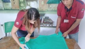 Colaboradores preparando a formatura dos Contadores de Histórias